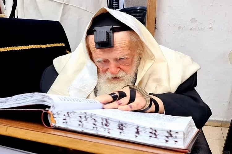 מה יעשה האדם שצרה מגיעה אליו? הרב חיים קנייבסקי משיב מה יעשה האדם שצרה מגיעה אליו? הרב חיים קנייבסקי משיב