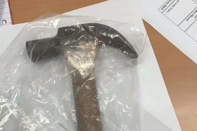 התפללו: תלמיד תיכון הותקף על ידי חברו באמצעות פטיש