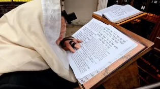 מרן הגר"ח קנייבסקי נשאל: האם איש הצלה יקבל שבת מאוחר בשביל למנוע חילול שבת?