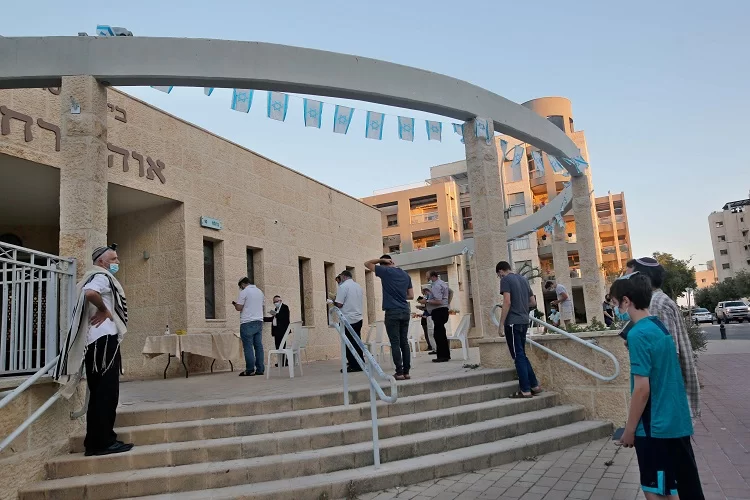 הרבנים קוראים לא להגיע לבתי הכנסת לאלו שפיתחו תסמינים לקורונה