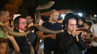 תקיעת המרפסות: בעקבות הסגר: הרב הראשי לישראל קורא לצאת לתקיעת שופר המונית
