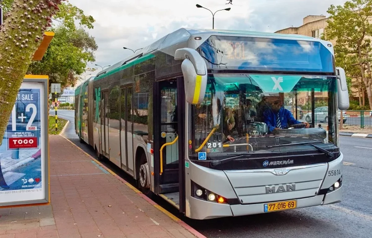 נוסעי קו 420 הזועמים: "עכשיו אתה מתקשר לבעל התחנה"