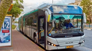 70 נוסעים זועמים הקיפו את האוטובוס - ואז הנהג הפתיע במהלך לא צפוי