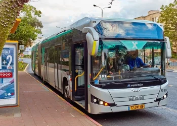 נוסעי קו 420 הזועמים: "עכשיו אתה מתקשר לבעל התחנה"