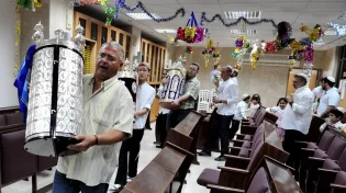 שמחת תורה והקפות 2020 בצל הקורונה: "ללא מתן יד זה לזה"