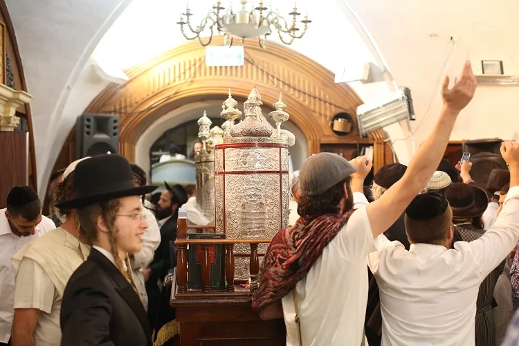 שמחת תורה 2020: איך נחגוג השנה? "לא לנשק את ספר התורה" שמחת תורה 2020: איך נחגוג השנה? "לא לנשק את ספר התורה"