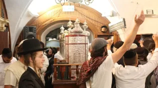 שמחת תורה בצל הקורונה: איך נחגוג השנה? "לא לנשק את ספר התורה"