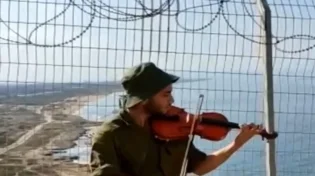 מרגש: חייל מנגן בכינור "שלום עליכם" סמוך ללבנון