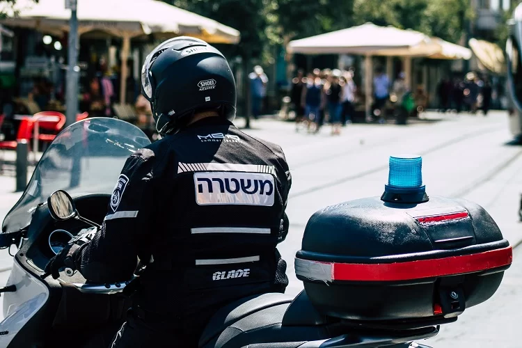 הכרעה חריגה: הגאון רבי משה שטרנבוך: "אין לצרף למניין את המוסרים לשלטונות"