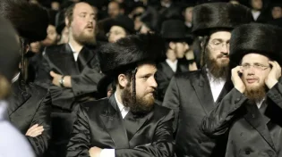 "רדיפת הדת" אלפי חסידי גור בעצרת תפילה בעקבות ההסתה נגד המגזר החרדי