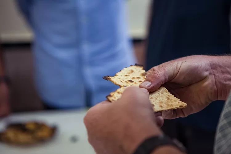 מפתיע: בדובאי הגישו מצות לישראלים