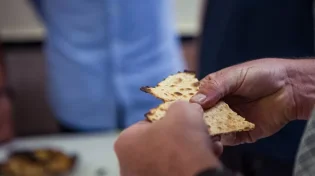 מפתיע: בדובאי הגישו מצות לישראלים