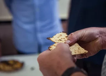 מפתיע: בדובאי הגישו מצות לישראלים