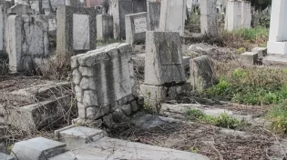 מפתיע: מצבות יהודיות עתיקות התגלו במערה ברומניה