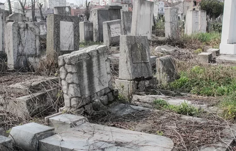 מפתיע: מצבות יהודיות עתיקות התגלו במערה ברומניה מפתיע: מצבות יהודיות עתיקות התגלו במערה ברומניה