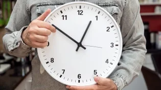 במוצאי השבת הקרובה: ישראל תעבור משעון קיץ לשעון חורף