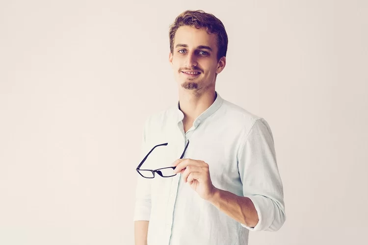 עשה ניתוח לייזר להסרת משקפיים – יברך הגומל?