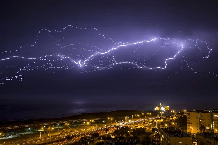 מה מברכים על ברקים ורעמים? ברכה על ברקים ורעמים