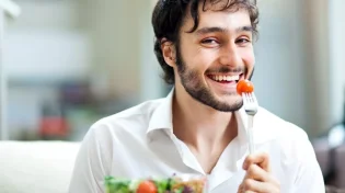 מחקר קבע: מה לאכול בכדי להיות מאושר?