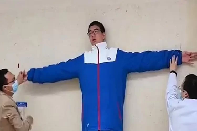 נחשף לראשונה: הנער הכי גבוה בעולם