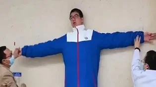 נחשף לראשונה: הנער הכי גבוה בעולם
