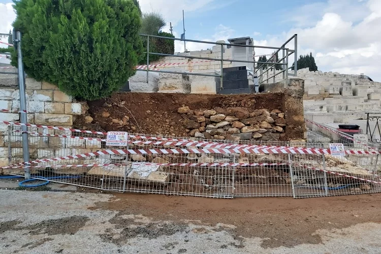 הגשם היכה בהר המנוחות: קיר תמך קרס, וגרם לסחף של עפר בהר המנוחות הגשם היכה בהר המנוחות: קיר תמך קרס, וגרם לסחף של עפר בהר המנוחות