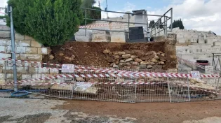 הגשם היכה בהר המנוחות: קיר תמך קרס, וגרם  לסחף של עפר בהר המנוחות&nbsp;