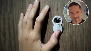חוצפה: למה לא פתחו לטל סמל את הדלת? "לא ראית מי עמד לידך?"