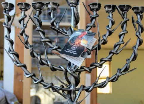 ליצור אור מחושך: האיש שבונה חנוכיות מקסאמים ליצור אור מחושך: האיש שבונה חנוכיות מקסאמים