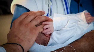 ברית המילה בוטלה ברגע האחרון, ואז נדהם המוהל לגלות ש...