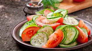 מפתיע: אל תכינו סלט עם מלפפון ועגבניה ביחד