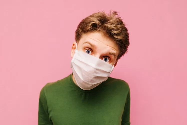 האם מותר לפי ההלכה לגבר לעטות מסיכה ורודה? האם מותר לפי ההלכה לגבר לעטות מסיכה ורודה?