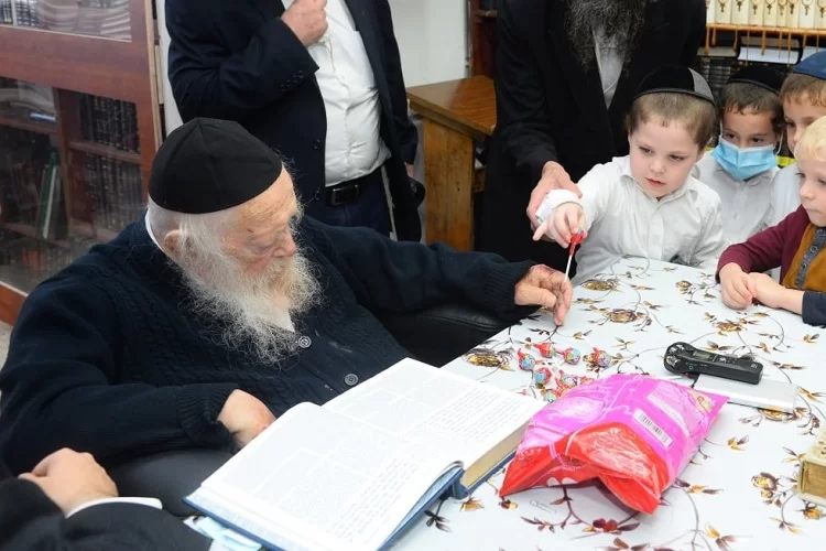 התלמוד תורה הראשון שזכו להיכנס למרן שר התורה לאחר החלמתו