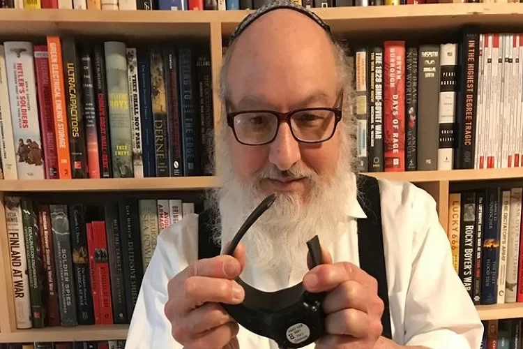 תיעוד מרגש:  ג’ונתן פולארד גוזר את האזיק האלקטרוני