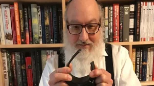 תיעוד מרגש:  ג&rsquo;ונתן פולארד גוזר את האזיק האלקטרוני
