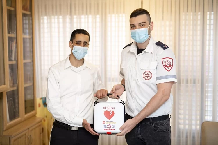 התמוטט לאחר תפילה - וניצל בזכות חובש מד"א שהתפלל לצידו