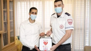 התמוטט לאחר תפילה - וניצל בזכות חובש מד"א שהתפלל לצידו