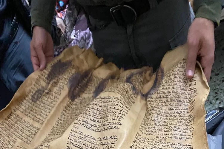 פקחי רשות העתיקות הוזעקו לאתר ששוטרים איתרו דפי ספר תורה עתיקים פקחי רשות העתיקות הוזעקו לאתר ששוטרים איתרו דפי ספר תורה עתיקים