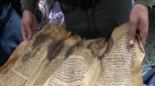 פקחי רשות העתיקות הוזעקו לאתר ששוטרים איתרו דפי ספר תורה עתיקים