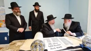 בעקבות השתוללות נגיף הקורונה: "ספר תורה לעצירת המגיפה"