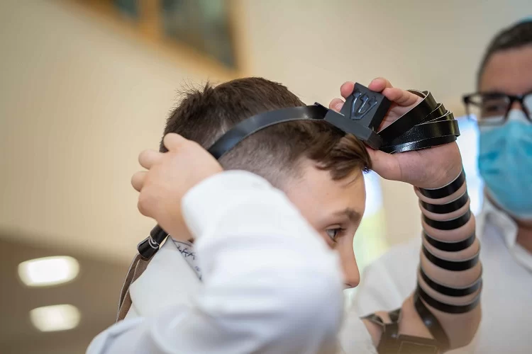 סרטון מקומם: "הילדים שלכם בקניון? ייתכן וטורף מיסיונרי ישדל אותם להניח תפילין"