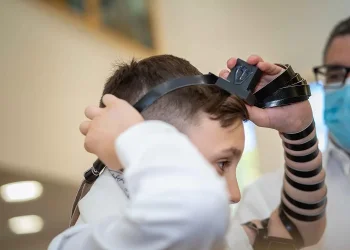 סרטון מקומם: "הילדים שלכם בקניון? ייתכן וטורף מיסיונרי ישדל אותם להניח תפילין"