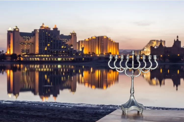 יוצאים למלון? שבת חתן? כך תדליקו חנוכיה