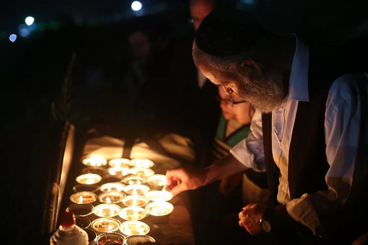 לראותם בלבד: סגולה לתיקון חטאי הנעורים באמצעות ראיית הנרות