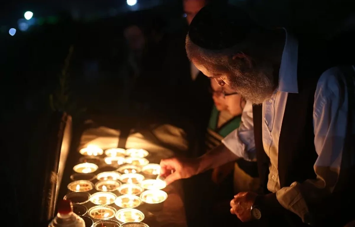 לראותם בלבד: סגולה לתיקון חטאי הנעורים באמצעות ראיית הנרות