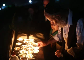 לראותם בלבד: סגולה לתיקון חטאי הנעורים באמצעות ראיית הנרות