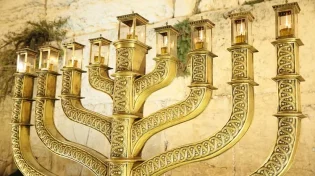 הדלקות נרות חנוכה ברחבת הכותל המערבי בצל הקורונה
