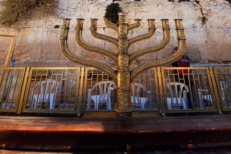 הבוקר: מנורת זהב ענקית בכותל המערבי