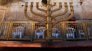 הבוקר: מנורת זהב ענקית בכותל המערבי