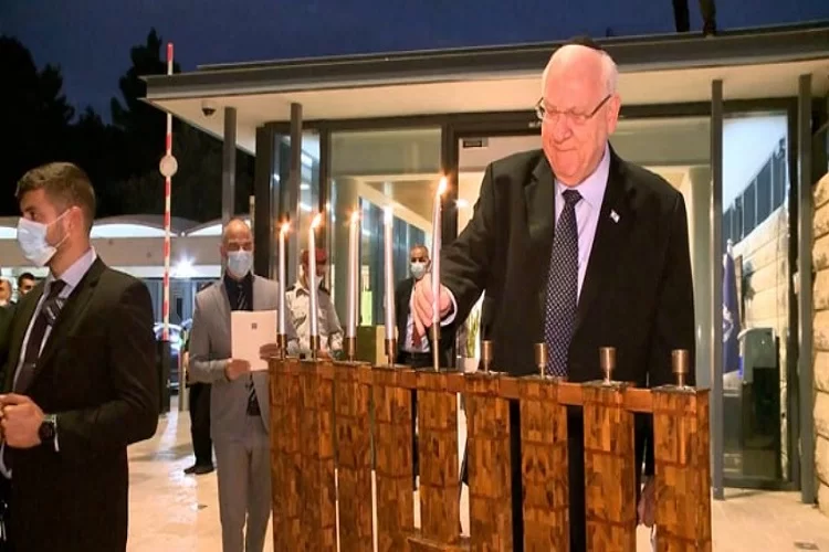 נשיא מדליק: השכנים ונשיא המדינה בהדלקת נרות בבית הנשיא